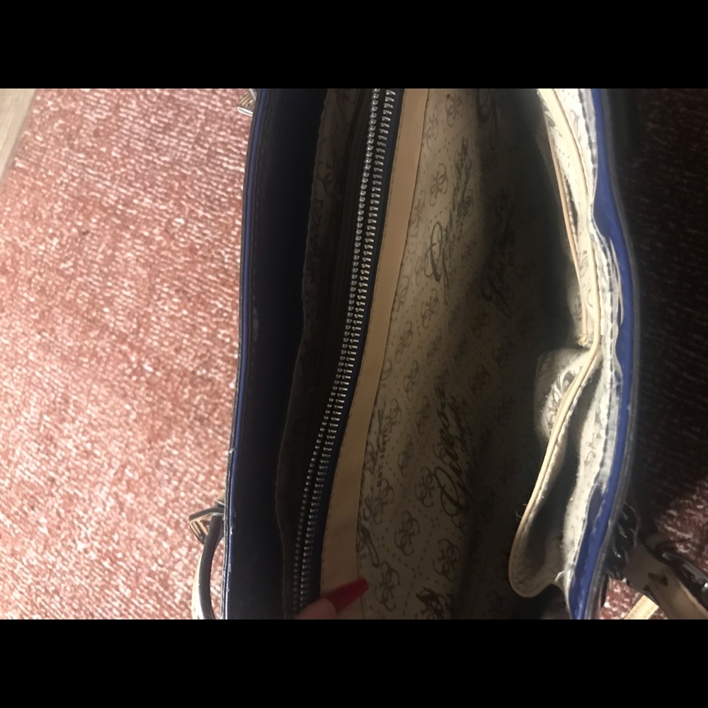 Guess purse - Picture 3 of 4